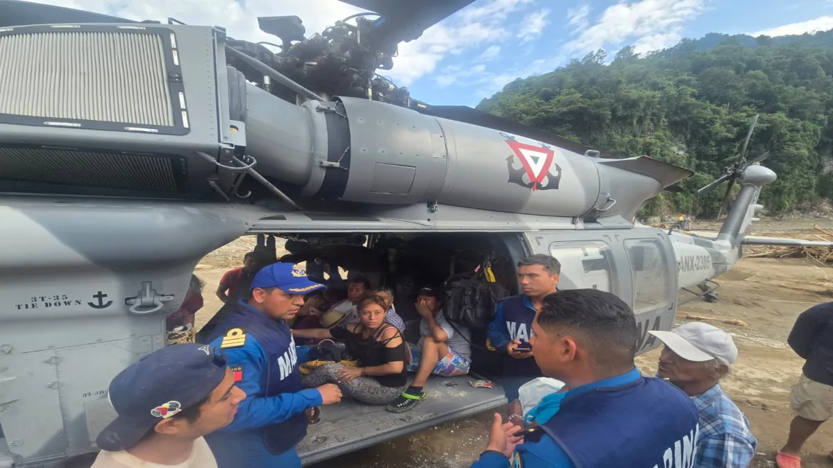 Los estudiantes atrapados en Tenango colaboraron con la entrega de víveres en la cabecera y en otras localidades.
