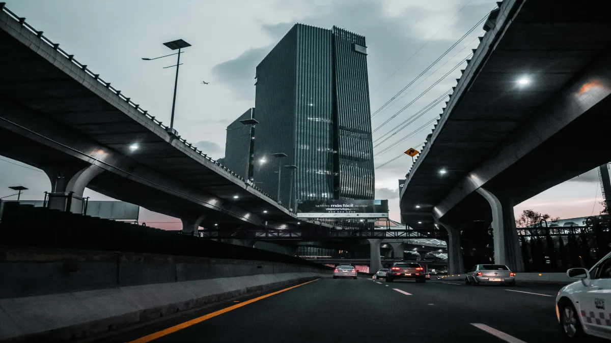 Amador dijo que "es crucial" invertir en infraestructura estratégica, que fomente la productividad del país.