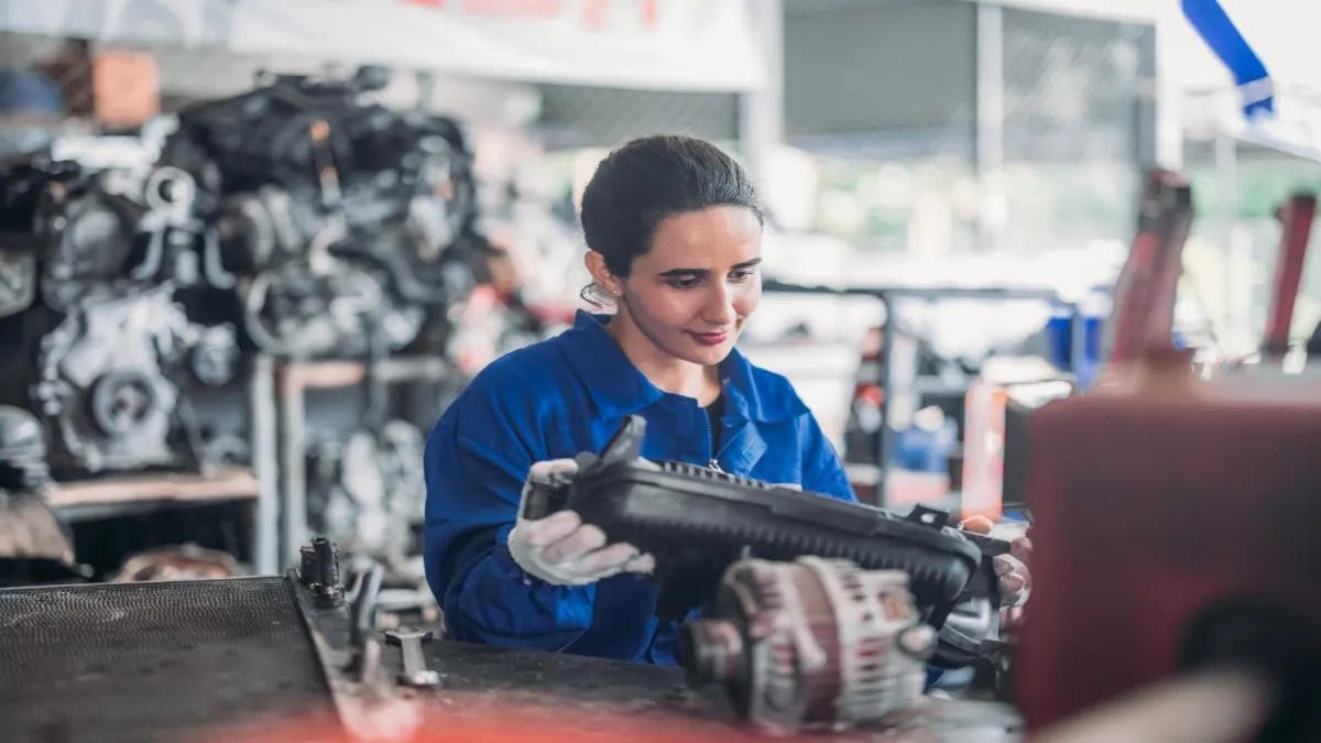 Los trabajadores del sector automotriz identifica la inestabilidad económica como una amenaza para su carrera.