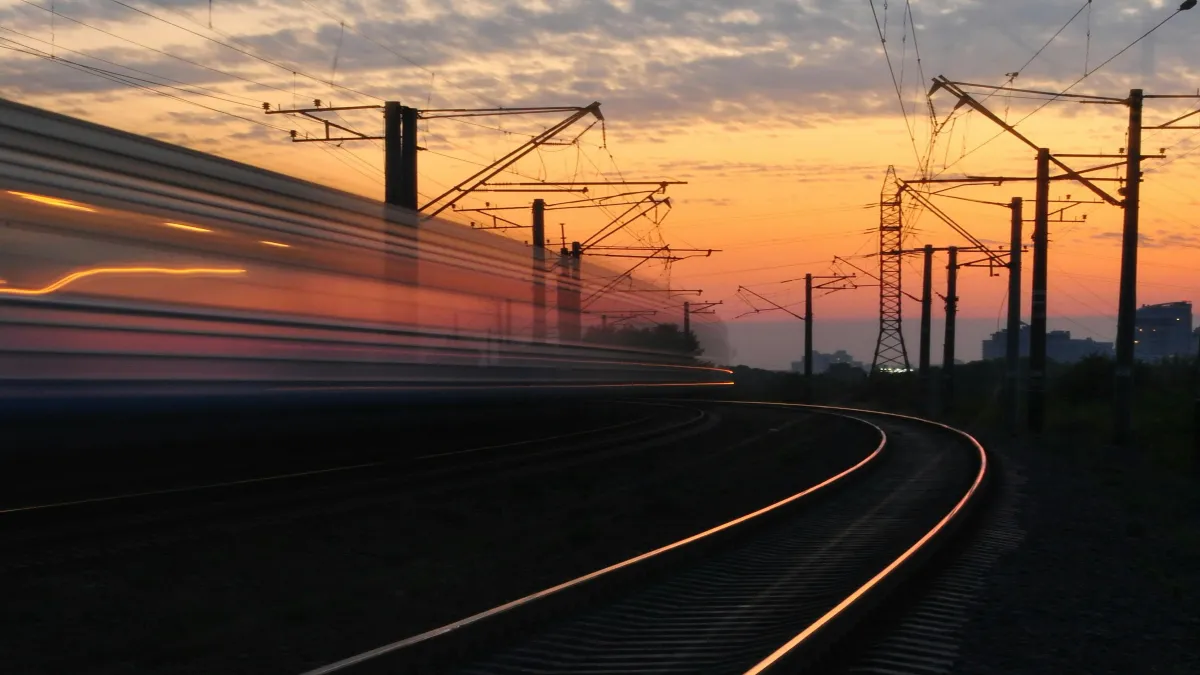 Debido a la rapidez con la que los pasajeros ascenderán y descenderán del tren, sin necesidad de una infraestructura de gran escala.