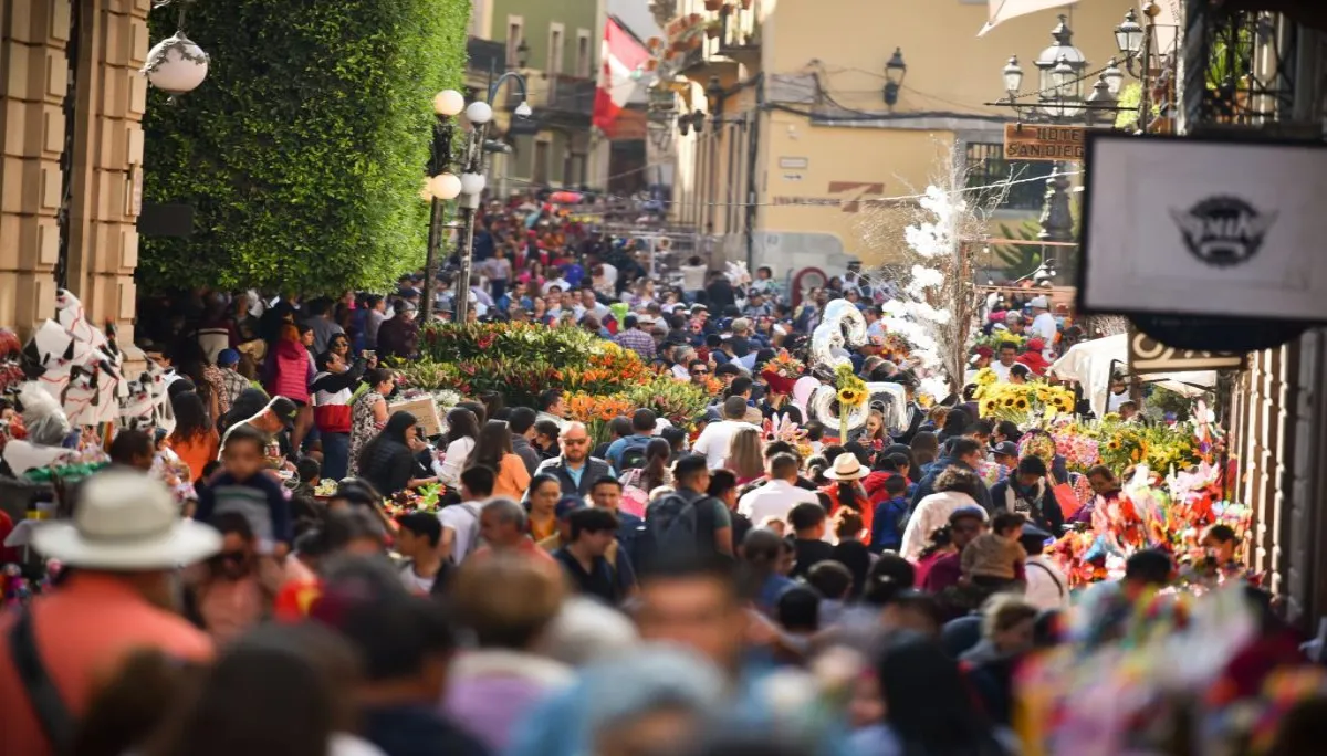 Los clásicos bailes de las Flores, en donde la juventud aprovecha para disfrutar de la música de su gusto.