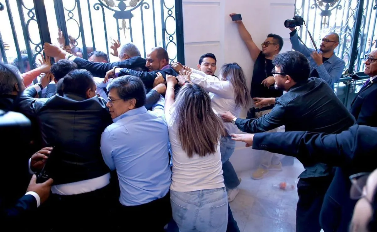 Integrantes de la Asamblea de Barrios intentan ingresar por la fuerza al Congreso de la Ciudad de México el 9 de abril de 2026