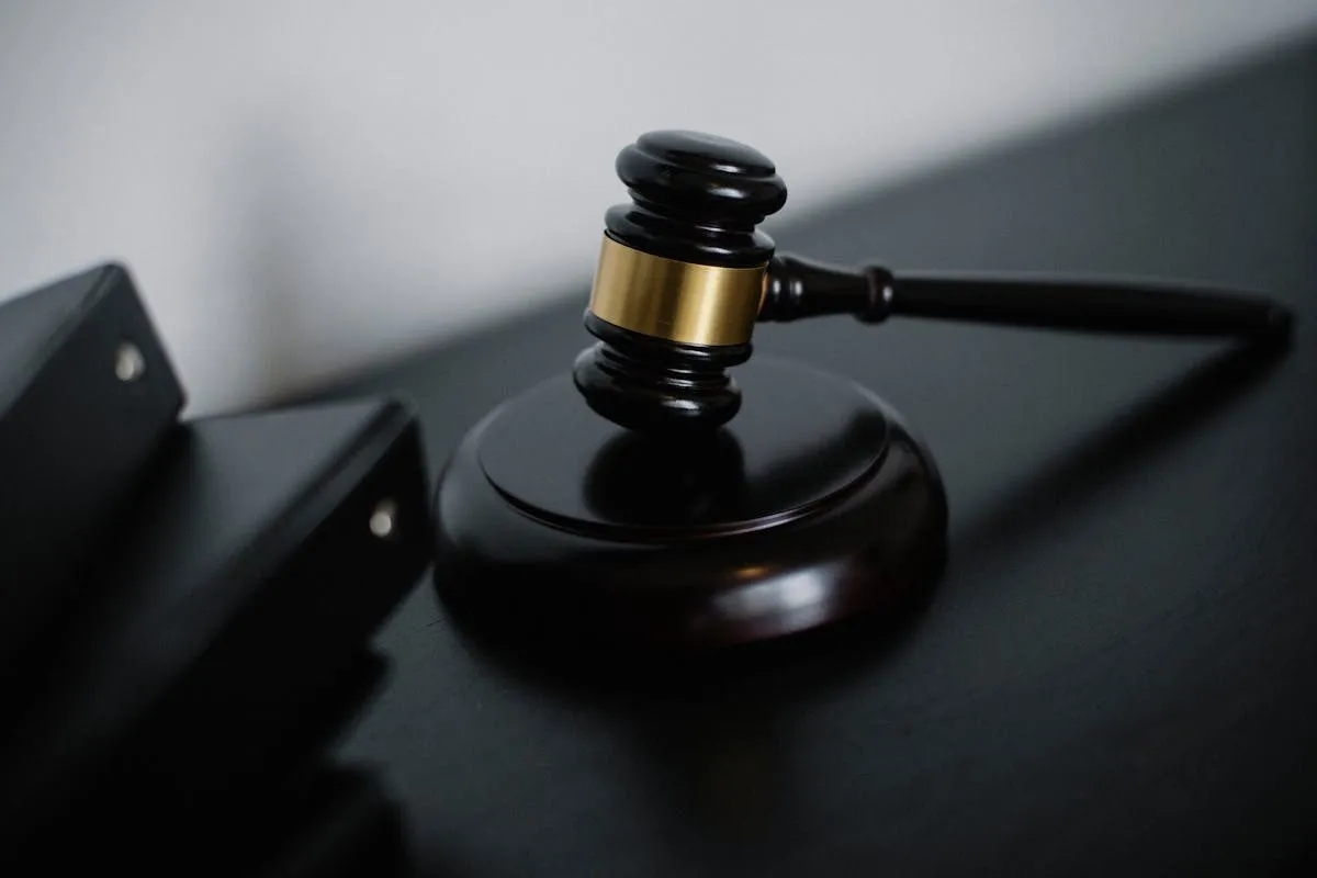 Documentos legales y mazo de justicia