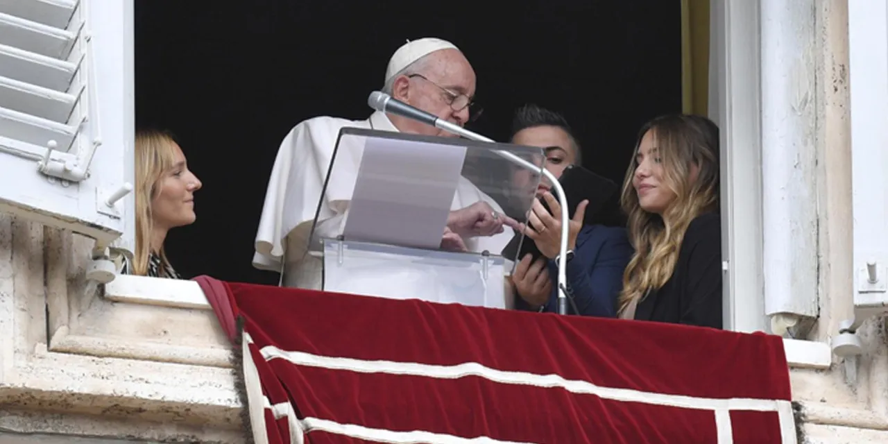 El libro de mi vida es el relato de un camino de esperanza que no puedo imaginar separado del de mi familia, de mi gente, de todo el pueblo de Dios, dijo el Papa Francisco.