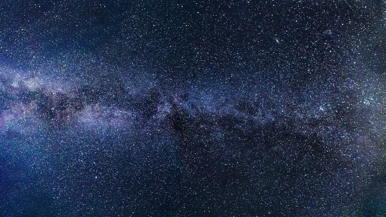 Se ha planteado esta idea de que existe materia o energía oscura en el sentido de que no la podemos detectar y no sabemos realmente qué es.