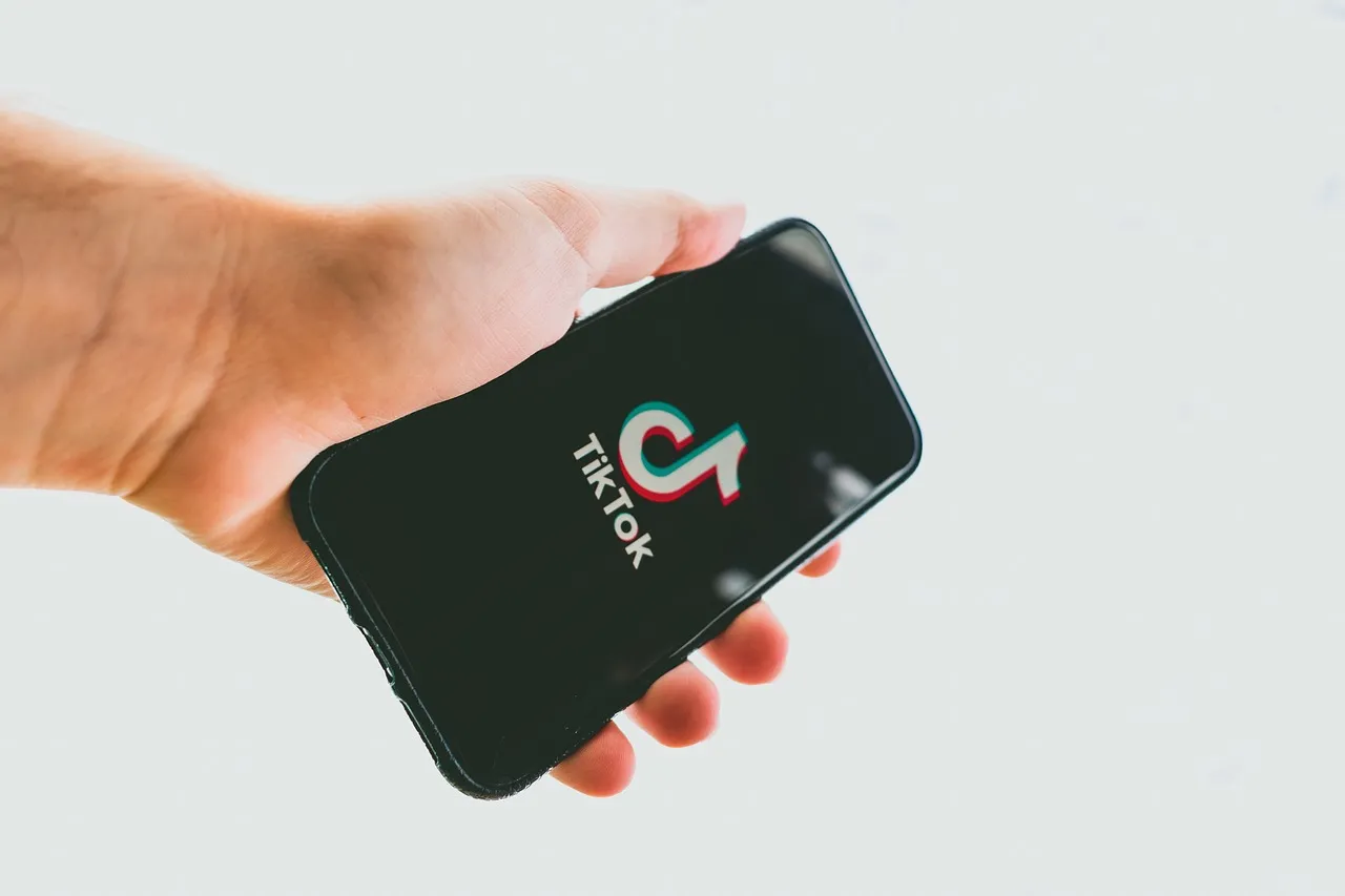 Artistas que ya no podrás escuchar en TikTok por un tema de regalías y la IA