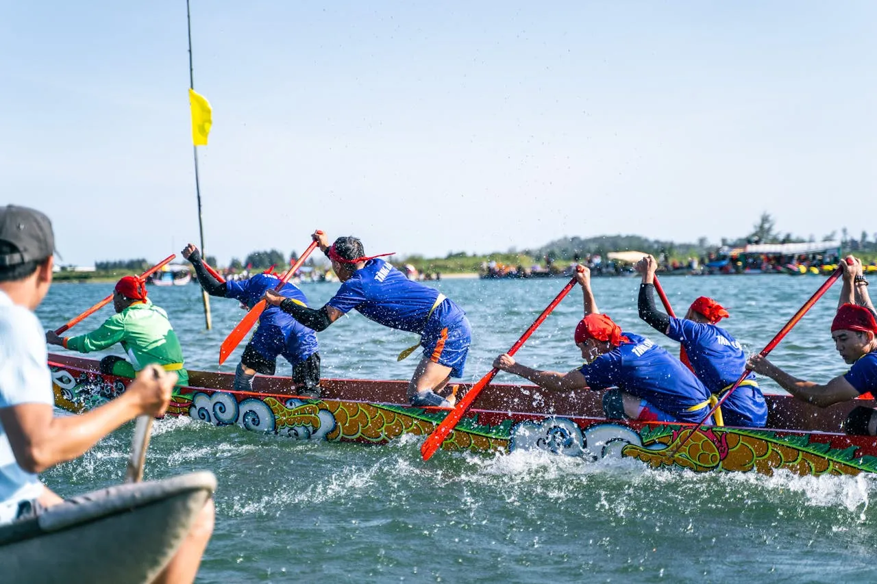 La Carrera de Botes de Dragón culminó el domingo con el "despertar del dragón".