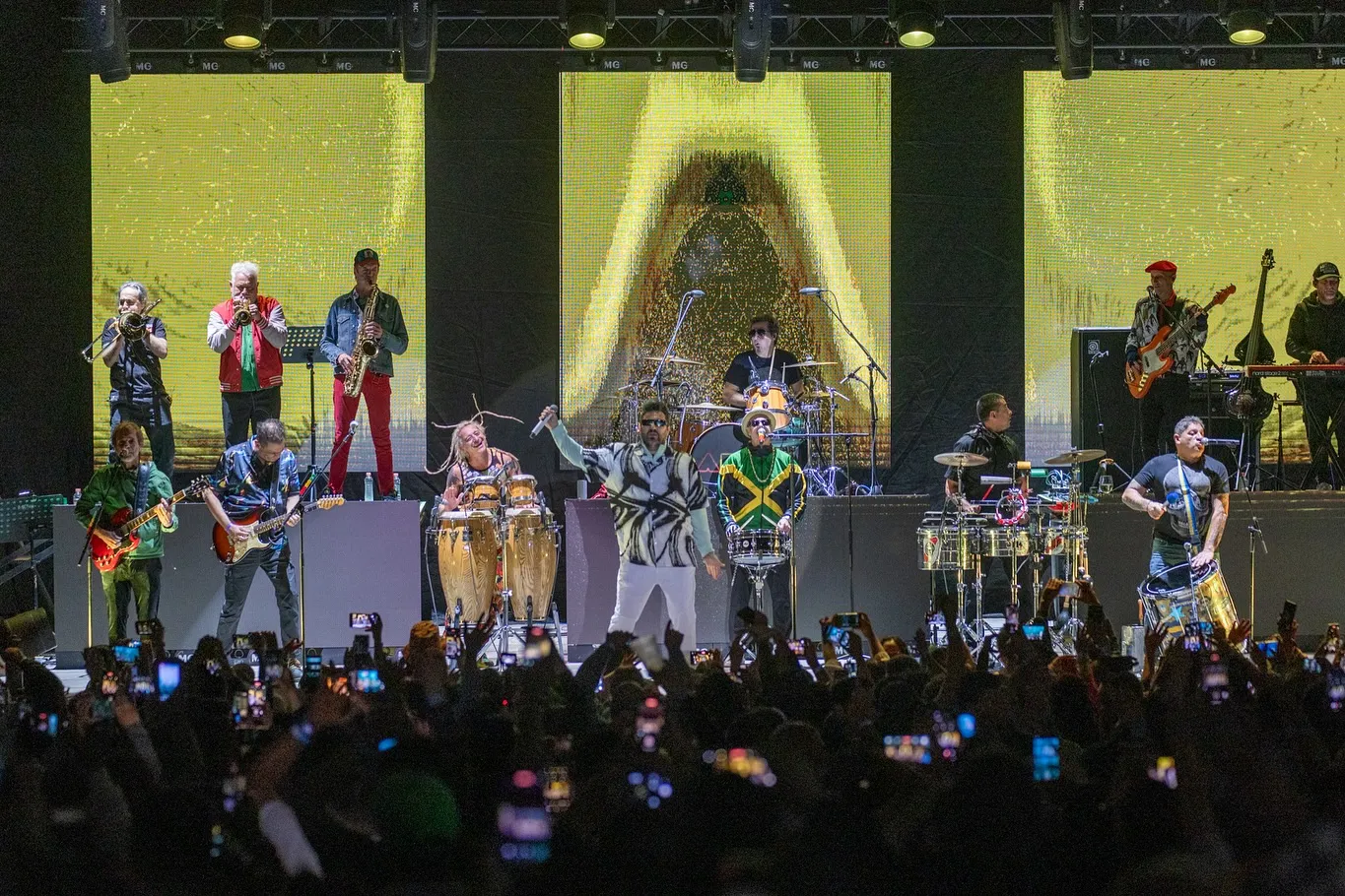 En el documental se exhiben casi en su totalidad todos los temas ejecutados por Los Auténticos Decadentes en el concierto de la Plaza México.