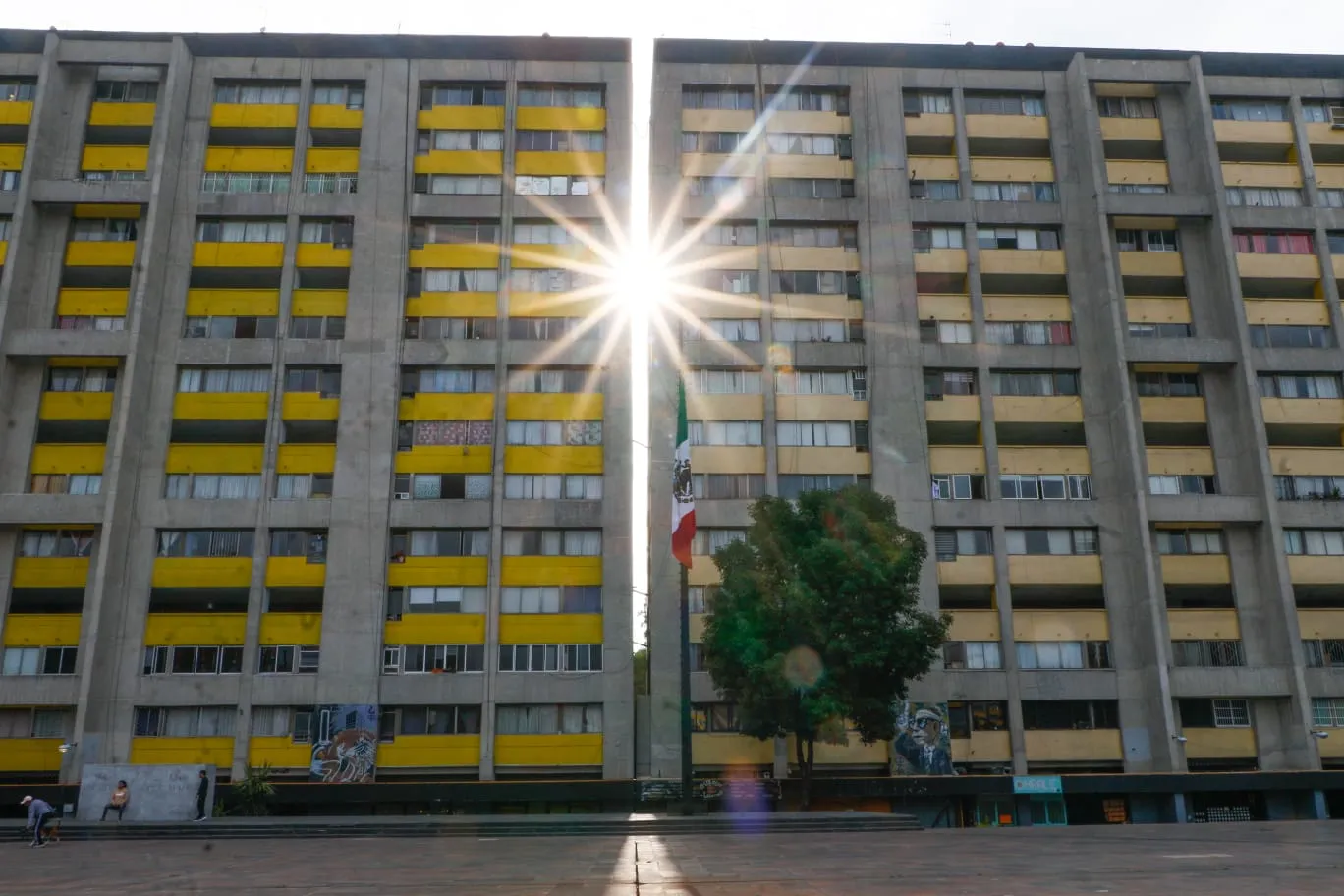 La unidad habitacional Nonoalco Tlatelolco, conocida originalmente como Conjunto Urbano Presidente Adolfo López Mateos, es un proyecto del arquitecto Mario Pani,