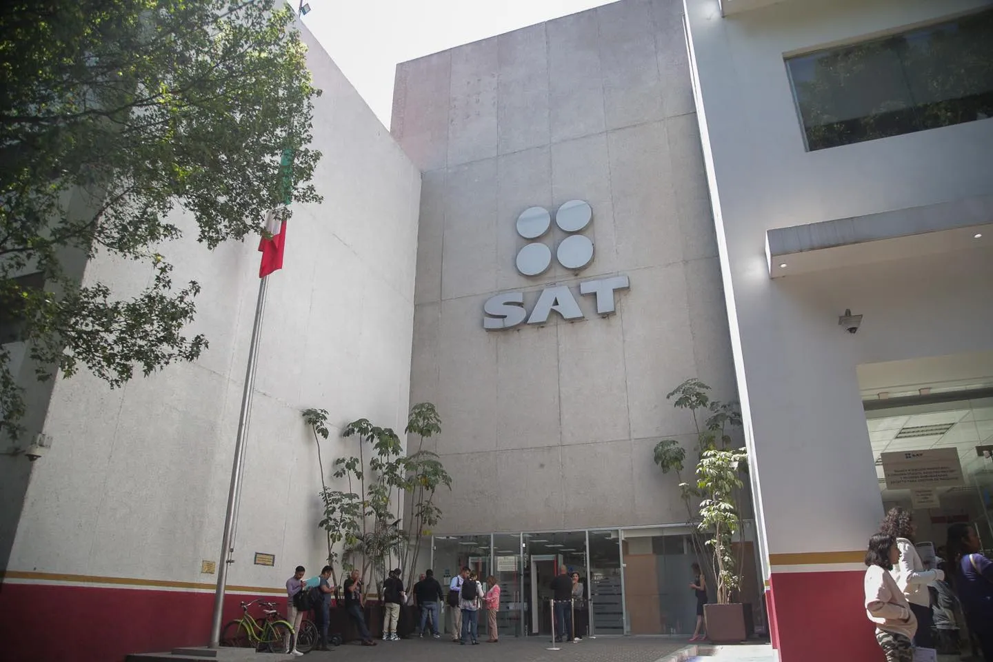 El año pasado el SAT licitó un total de 304 contratos para servicios diversos.