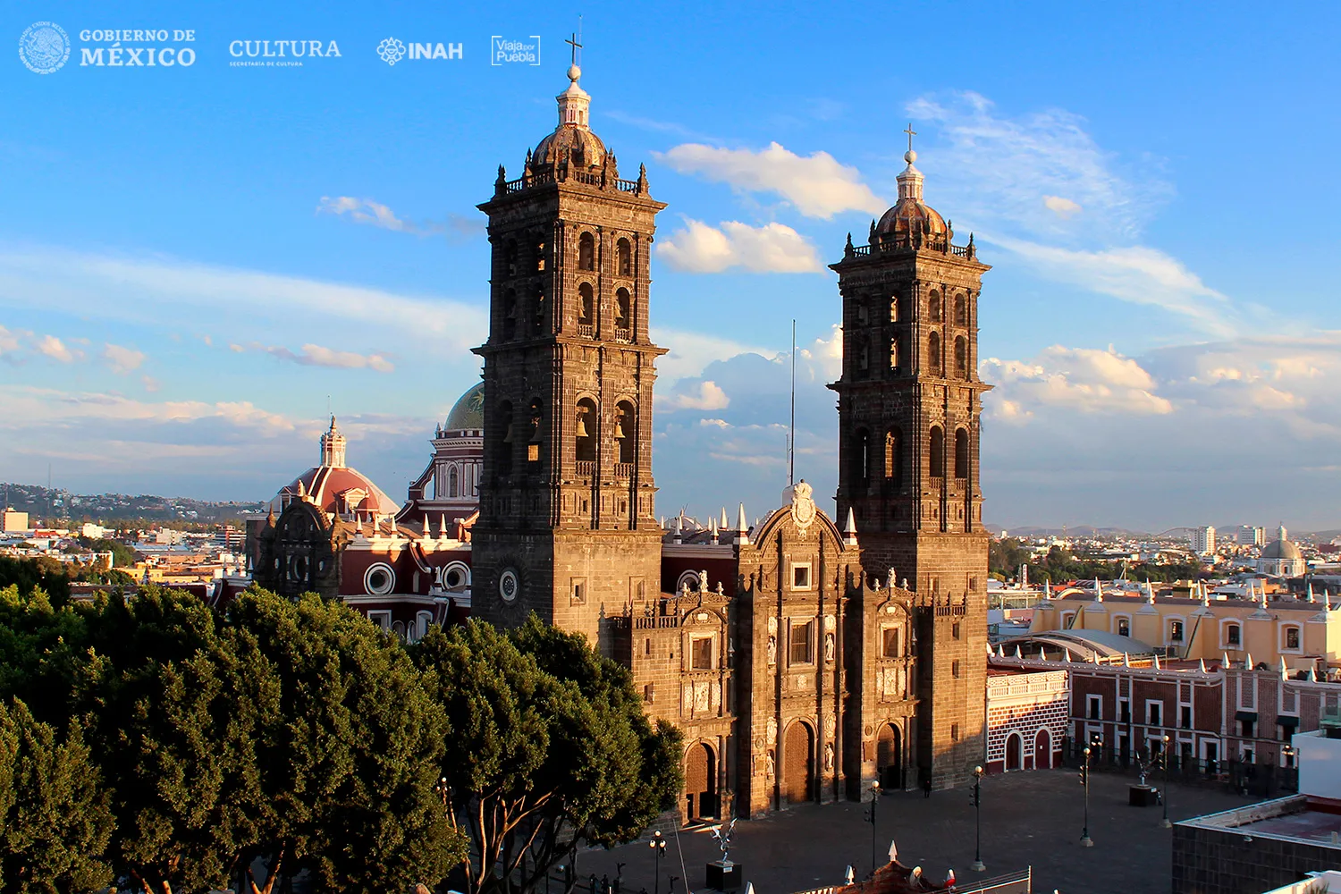 La Catedral de Puebla y los monumentos ubicados en los costados de la plancha del zócalo capitalino.