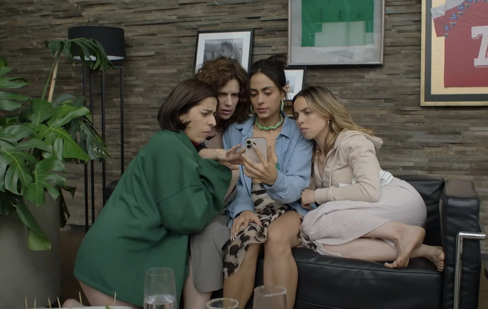 La serie, basada en la novela de Erika Halvorsen “What’s Up Mamis”, creada por Mónica Herrera.