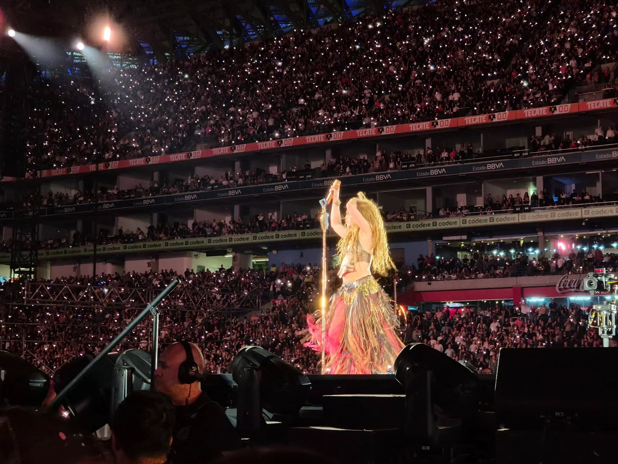 Las primeras mamparas muestran algunos pósters de Shakira.