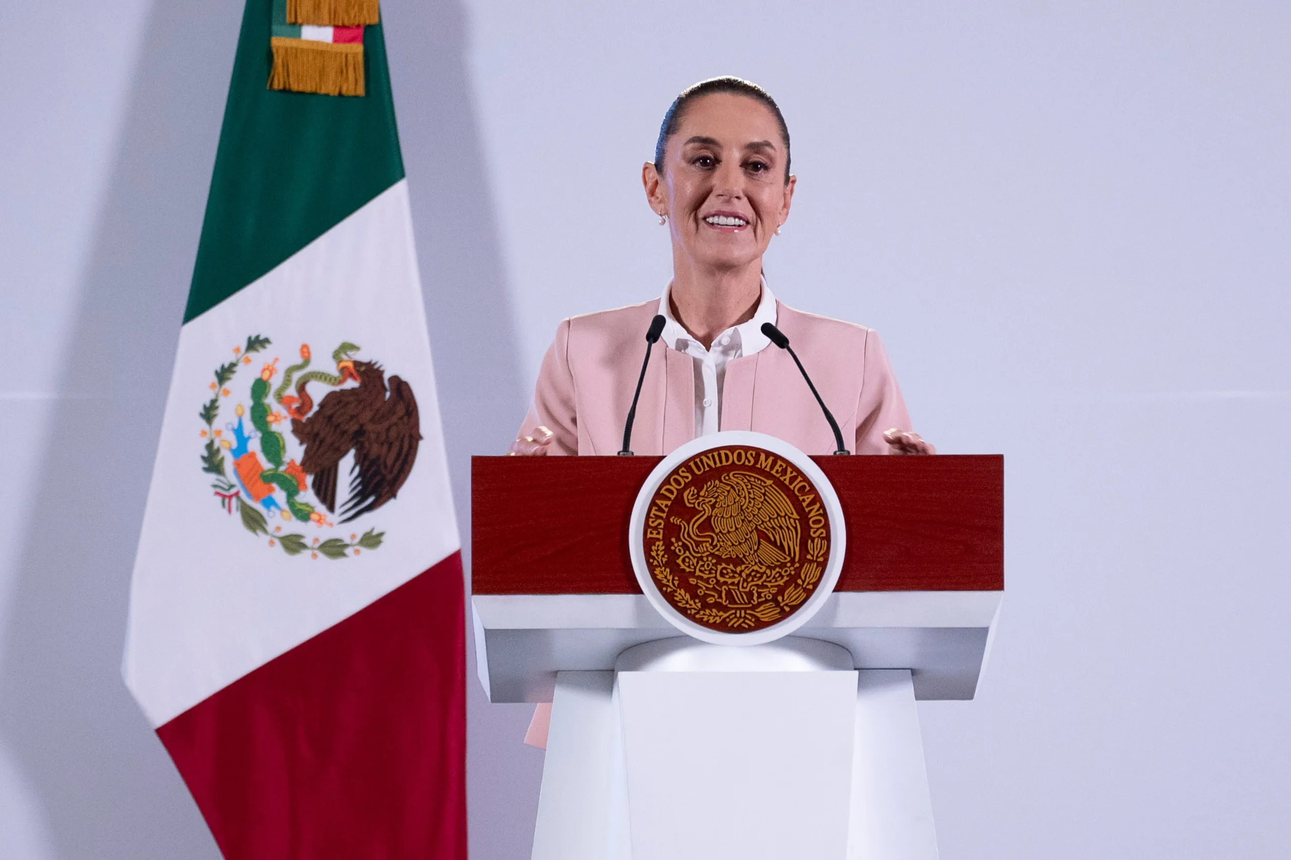 La presidenta señaló que el embajador Ken Salazar ha mostrado posturas contradictorias en distintas ocasiones.