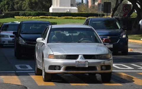 Usuarios de autos "chocolate" europeos y asiáticos no pueden generar citas para regularización