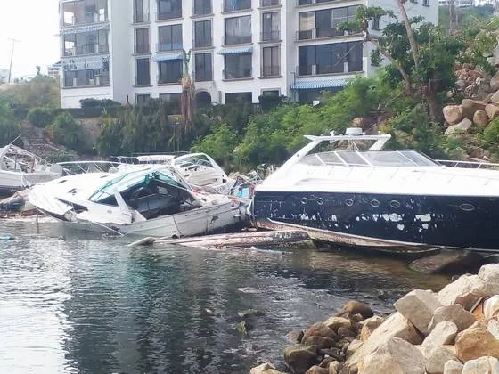 Yates destrozados por Otis obstruyen la zona federal de playa en Acapulco