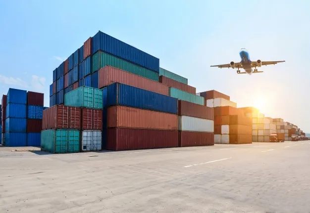 Puerto industrial con China