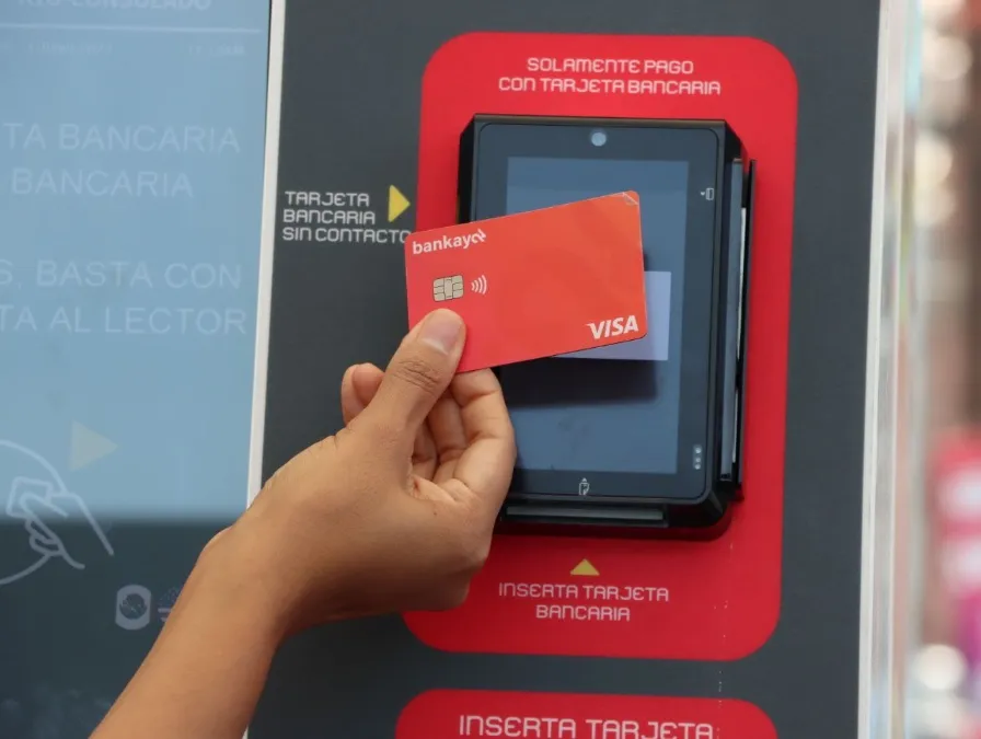 Ya se comprometió a recargar con tarjetas la máquina expendedora de la plaza Galerías.