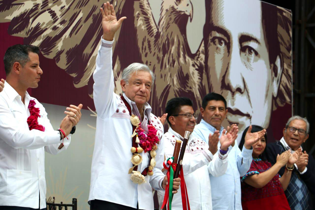 Andrés Manuel López Obrador carga un bastón de mando indígena.