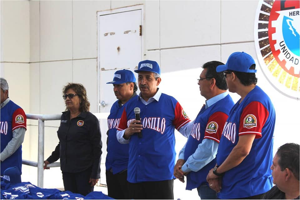 El líder de la CTM Sonora apoya su equipo de beisbol.