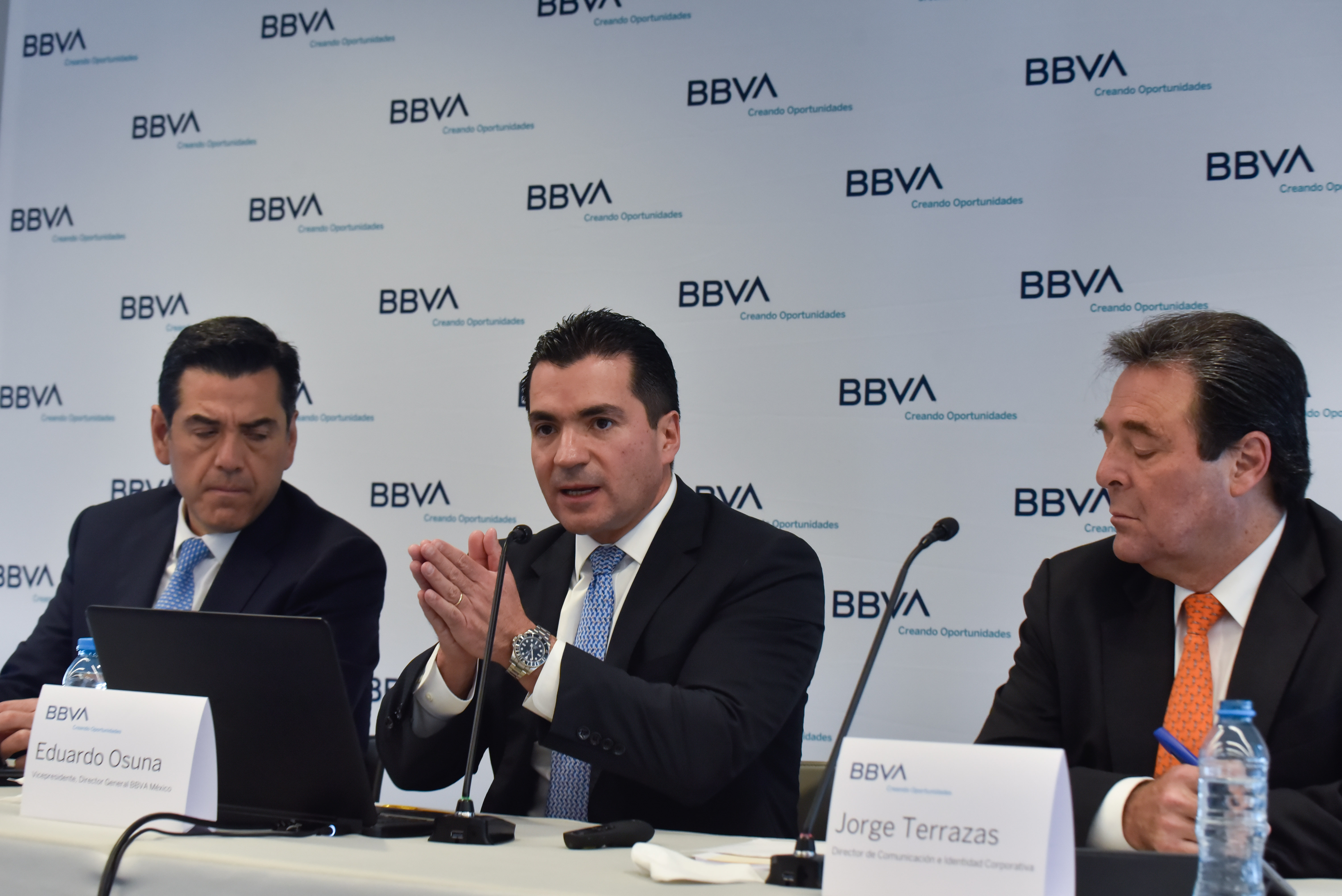 Luis Ignacio de la Luz, director general de Finanzas BBVA; Eduardo Osuna, director general BBVA México, y Jorge Terrazas, director de Comunicación e Identidad Corporativa