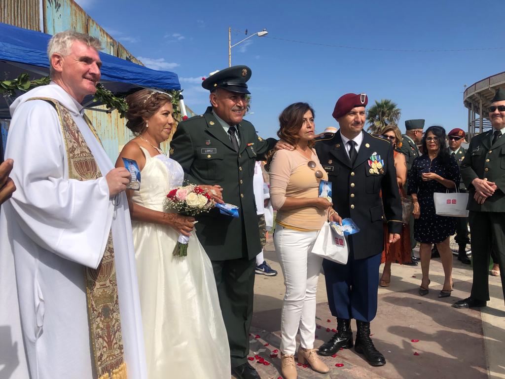 La boda del veterano de guerra deportado frente al muro de Donald Trump