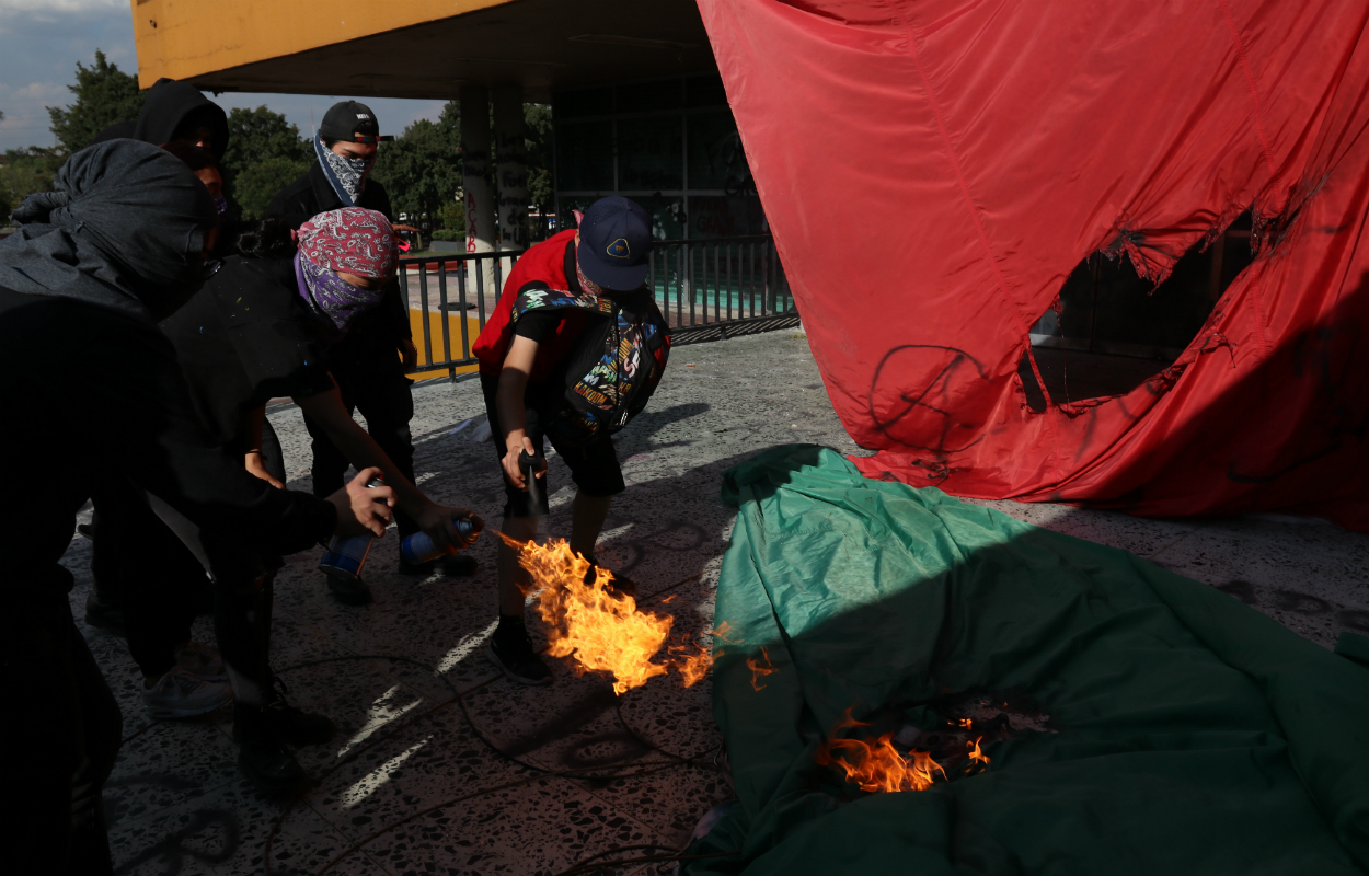 Los anarquistas encapuchados de la UNAM ofenden a los Flores Magón: AMLO