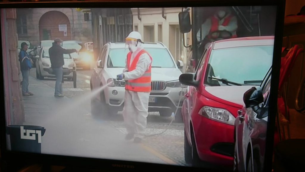 La televisión de Alessandra muestra a un trabajador desinfectando una avenida
