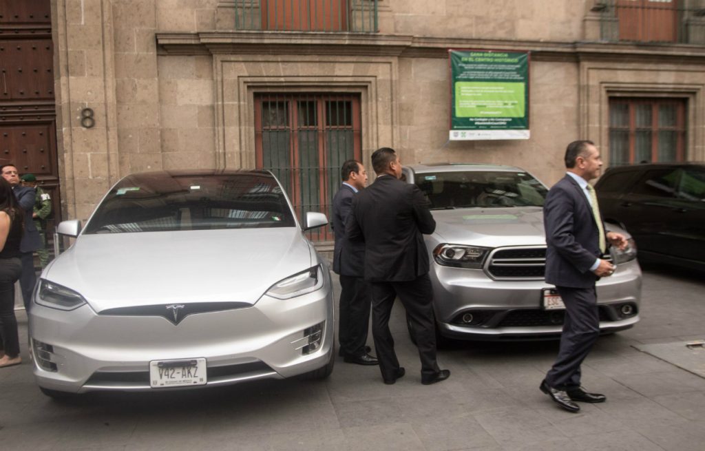 Autos de empresarios que acudieron a una reunión privada con AMLO en Palacio Nacional Foto: Cuartoscuro 