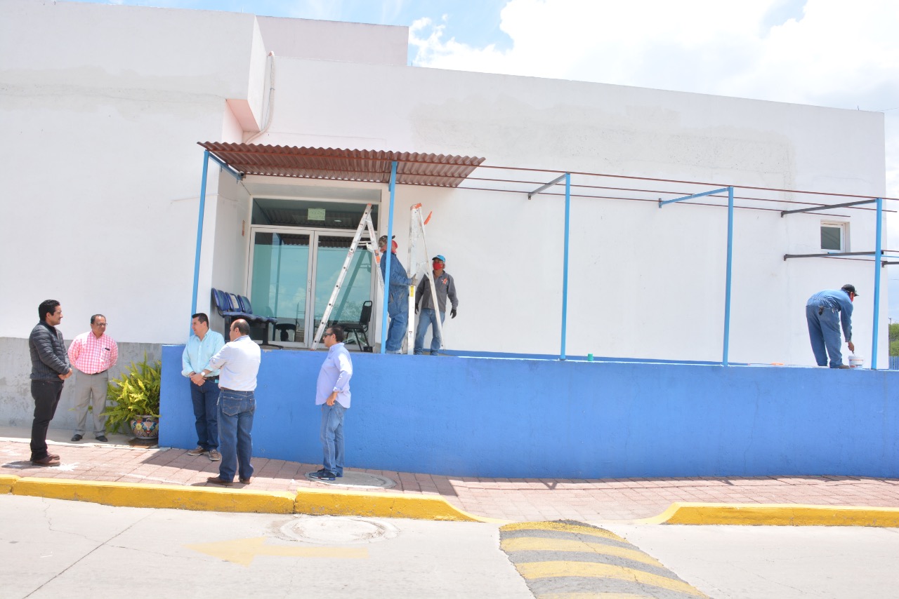 Supervisión de la colocación de una techumbre para una nueva sala en el Hospital General de Dolores Hidalgo