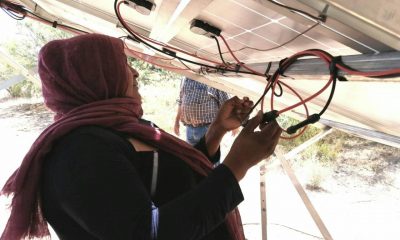 mujeres seris instalan paneles solares
