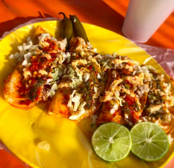 Los tacos tienen 7 rellenos diferentes: chicharrón prensado, cochinita, carnitas, pechuga de pollo en mole rojo y verde, papa y frijol