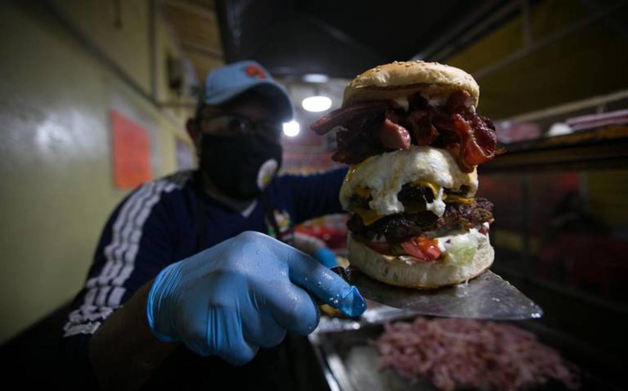 Contiene imagen de exterior, persona, hamburguesa gigante