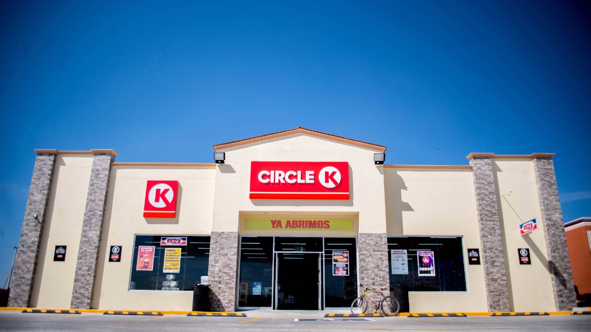 Clientes Santander podrán disponer de efectivo en Circle K, Tiendas Extra y K