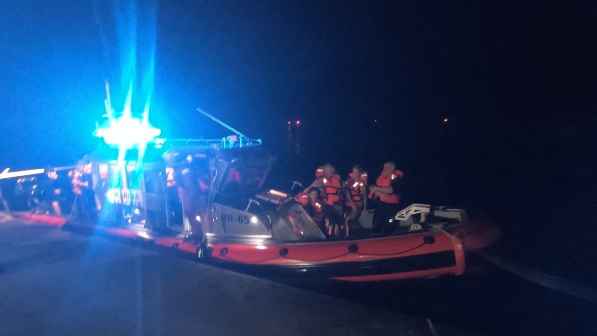 Marina rescata a 25 personas después de que su embarcación encallara cerca de Colima
