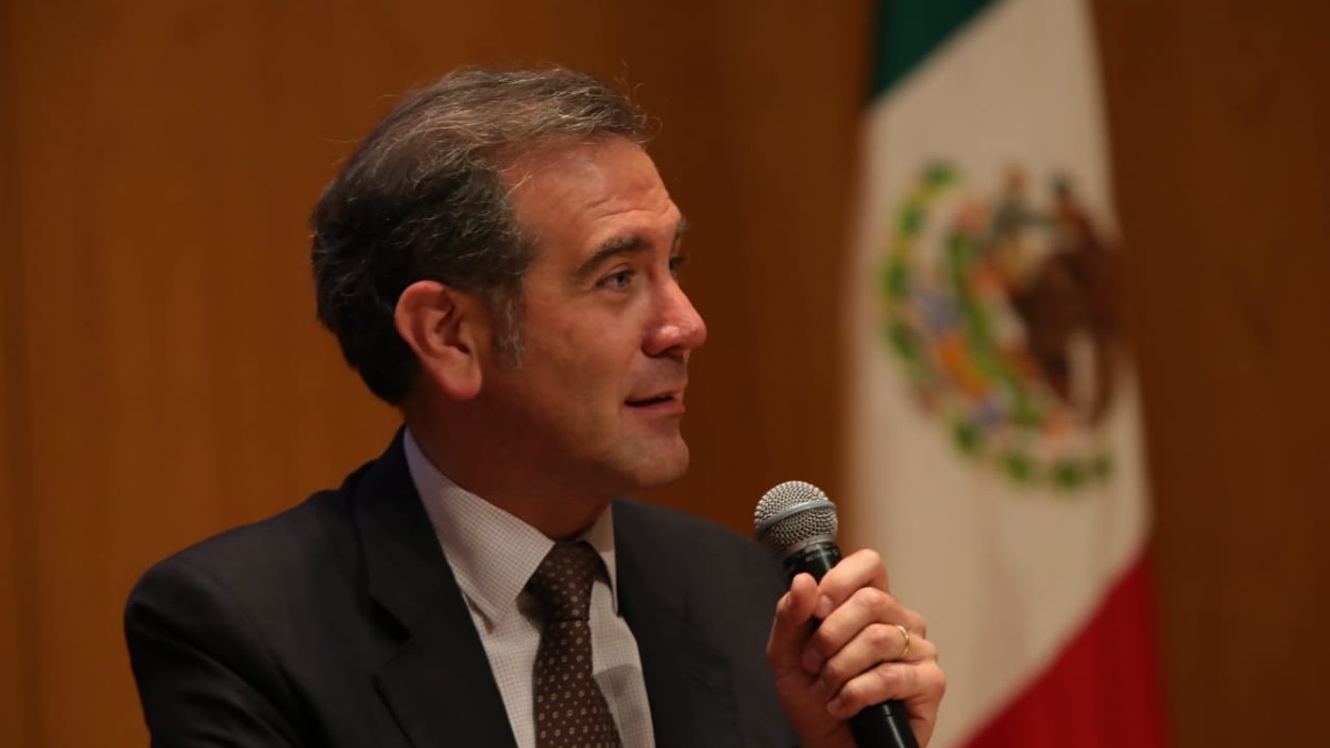 Las decisiones políticas, económicas y sociales sacarán del riesgo a la democracia en México: Lorenzo Córdova