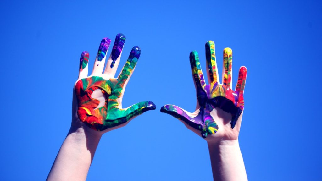 El proyecto social LA CANA celebra el mes del orgullo LGBTTTIQ+ con la colección “Tejiendo por la Diversidad”