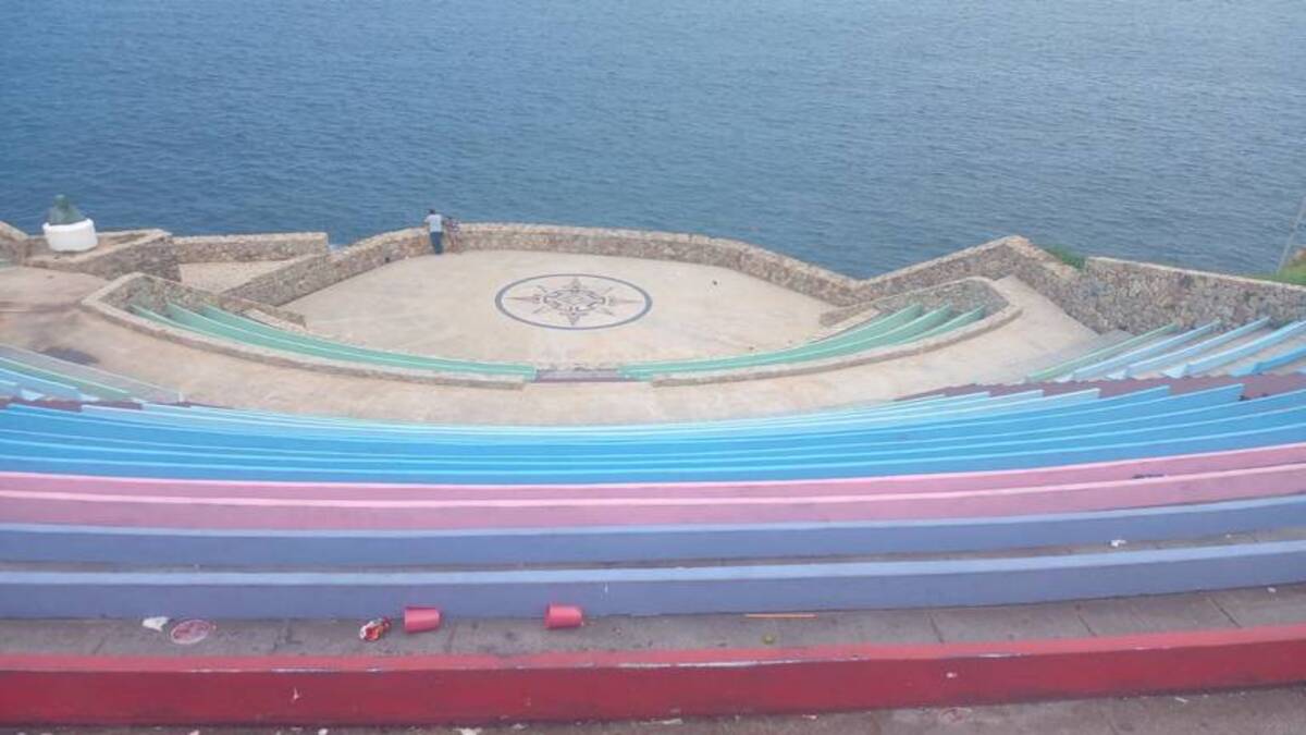 El teatro al aire libre Sinfonía del Mar es un tiradero de basura clandestino en Acapulco