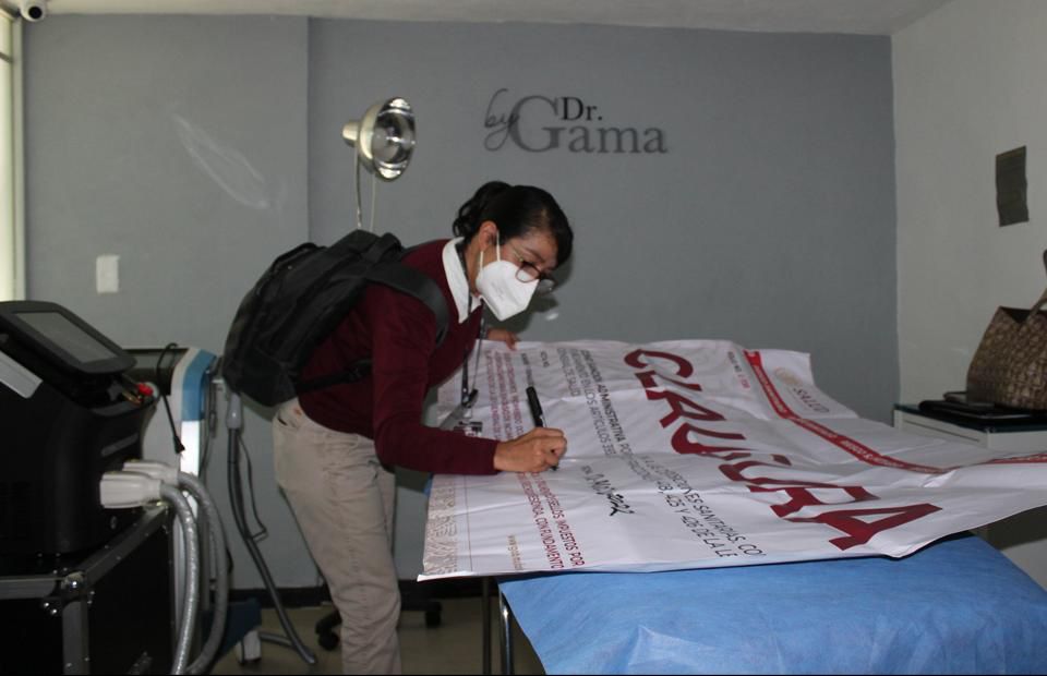 Cofepris clausura 3 clínicas del “cirujano de las estrellas” en México