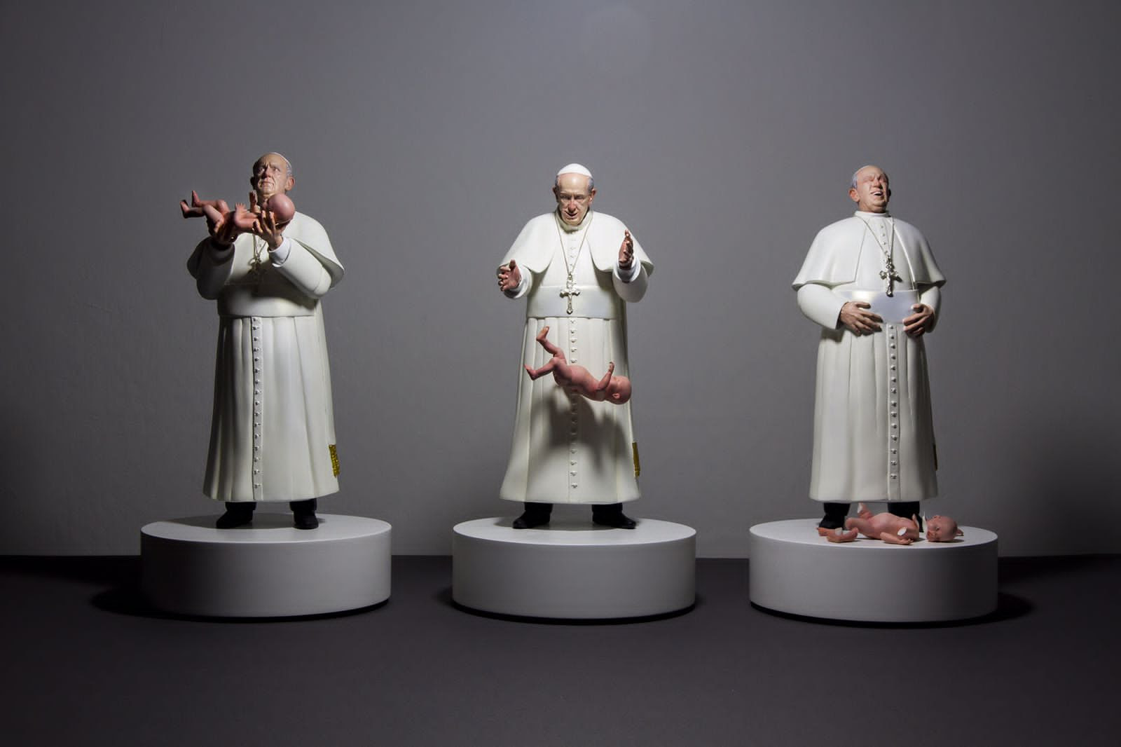 La Galería Aguafuerte exhibe polémica escultura del Papa Francisco