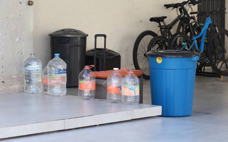 Alumnos de primaria deberán llevar agua embotellada para beber ante la sequía en Nuevo León
