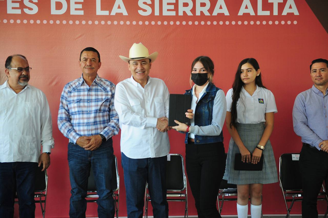 Alfonso Durazo entrega tablets a los estudiantes de la sierra alta de Sonora