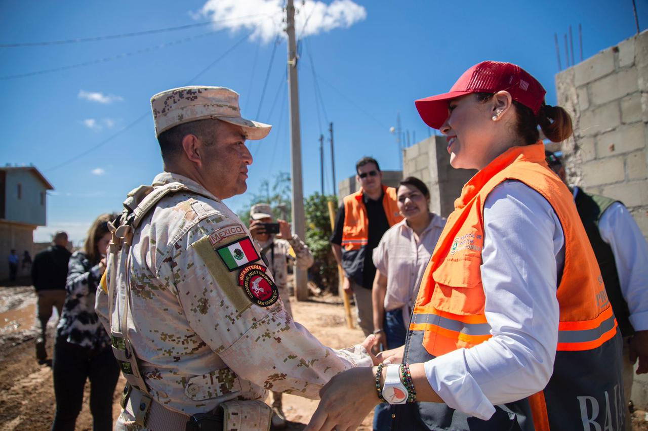 La gobernadora de Baja California entrega apayos a los afectados por el huracán Kay en San Felipe y San Quintín