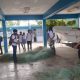 Por fallas en la red eléctrica, alumnos del Cet - Mar 23 en Teacapán toman sus clases al aire libre