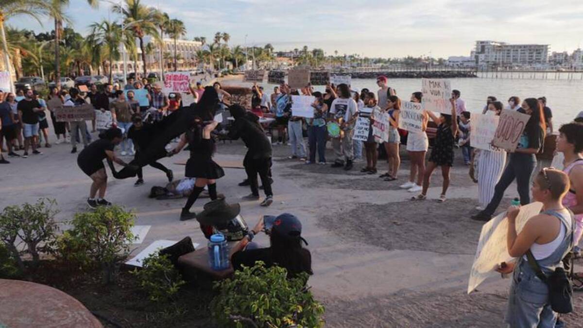 Un grupo de pobladores de La Paz exige mayor vigilancia en la playa Balandra