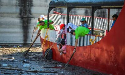 Tras las lluvias, pobladores recogen basura que llegó a la Presa La Boca en Nuevo León