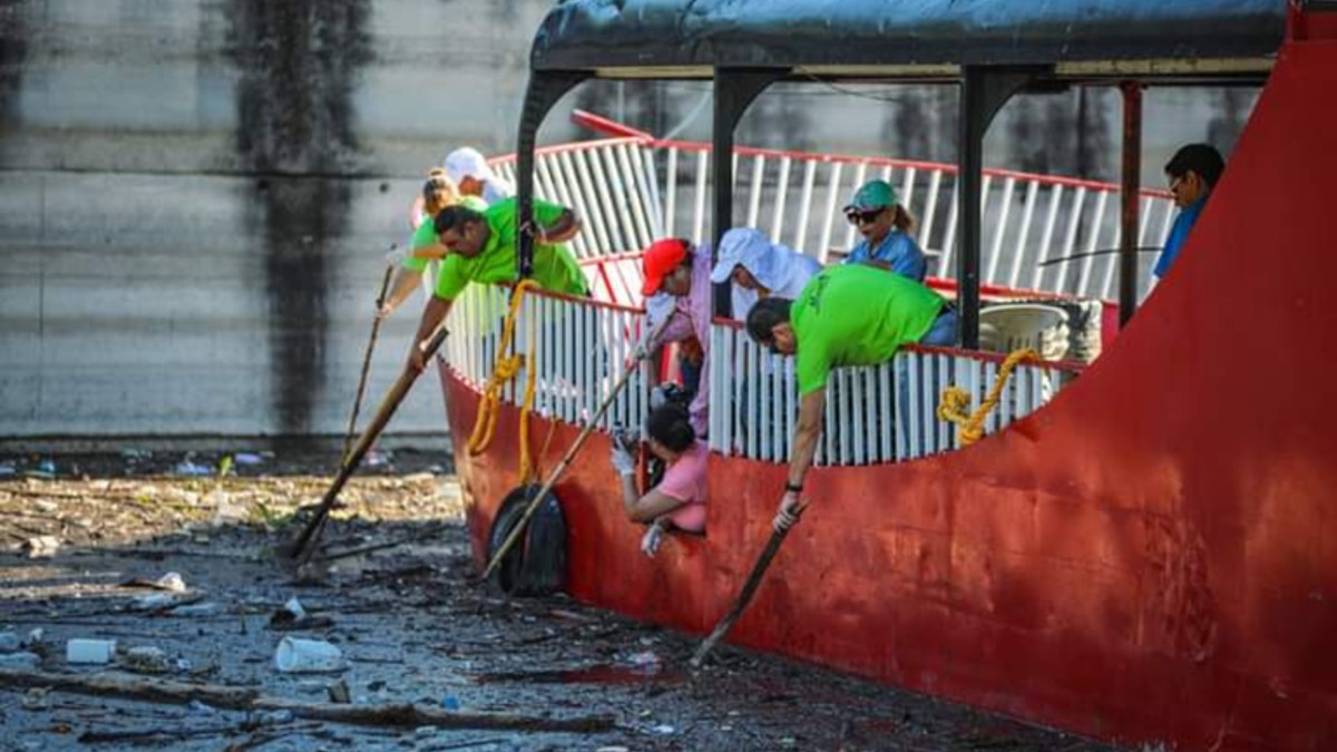Tras las lluvias, pobladores recogen basura que llegó a la Presa La Boca en Nuevo León