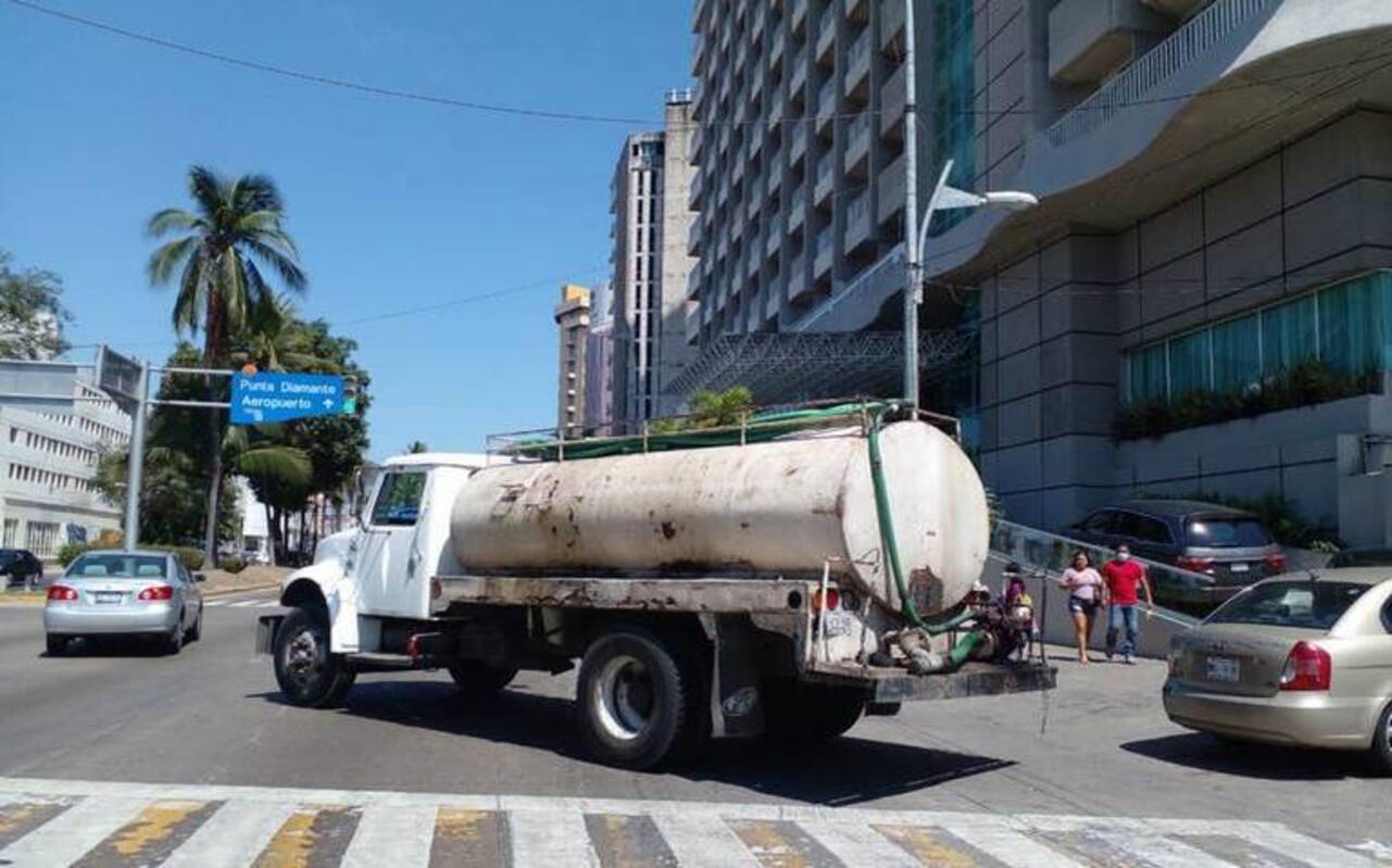 Las pipas de agua cuestan hasta mil 300 pesos en Acapulco