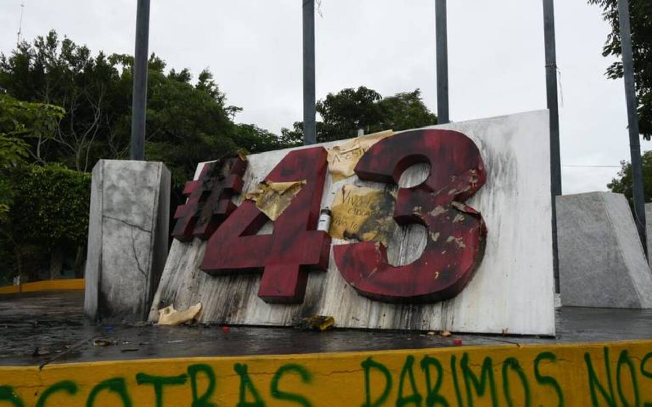 Desconocidos queman el antimonumento de los 43 estudiantes desaparecidos de Ayotzinapa en Guerrero