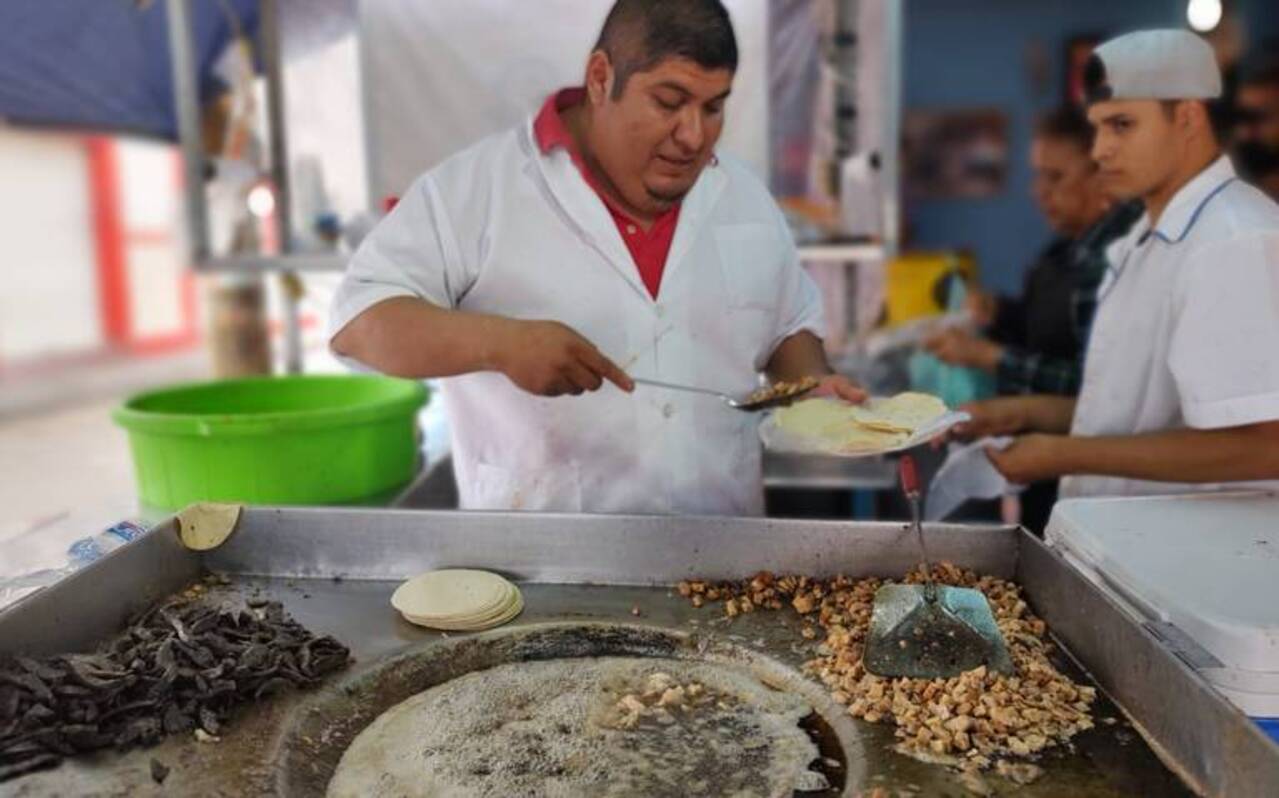 En León venden los famosos tacos de “pajarilla” en el barrio del Coecillo